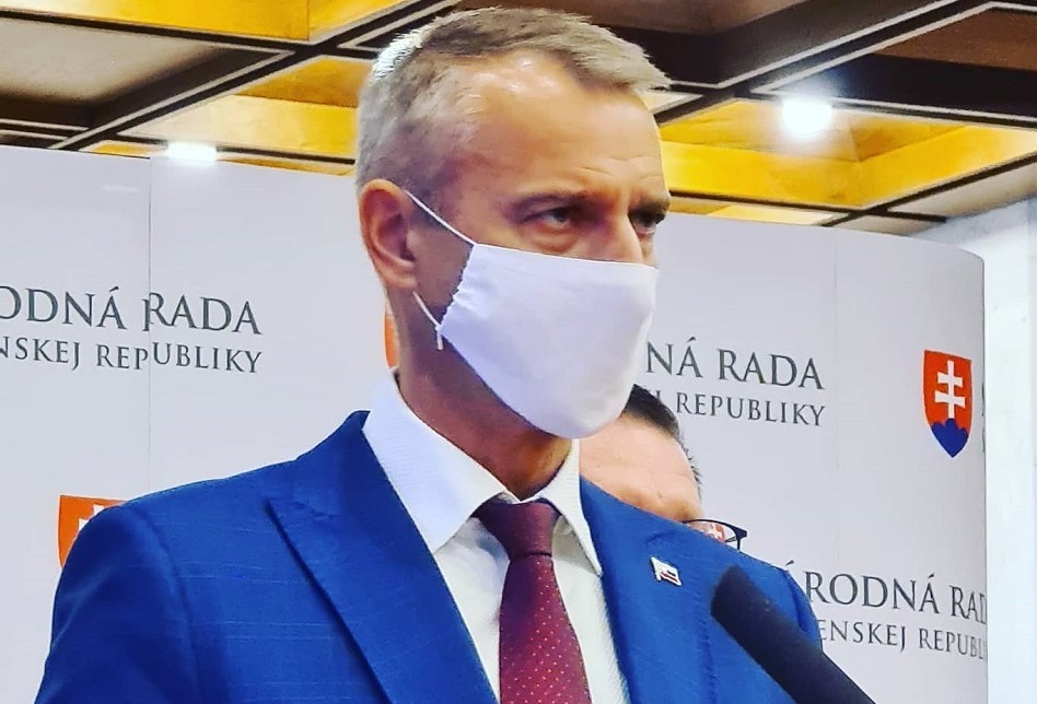 Raši podáva trestné oznámenie pre biologický odpad z plošného testovania